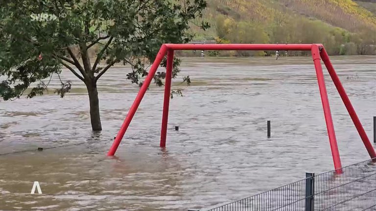 Hochwasser auf einem Spielplatz