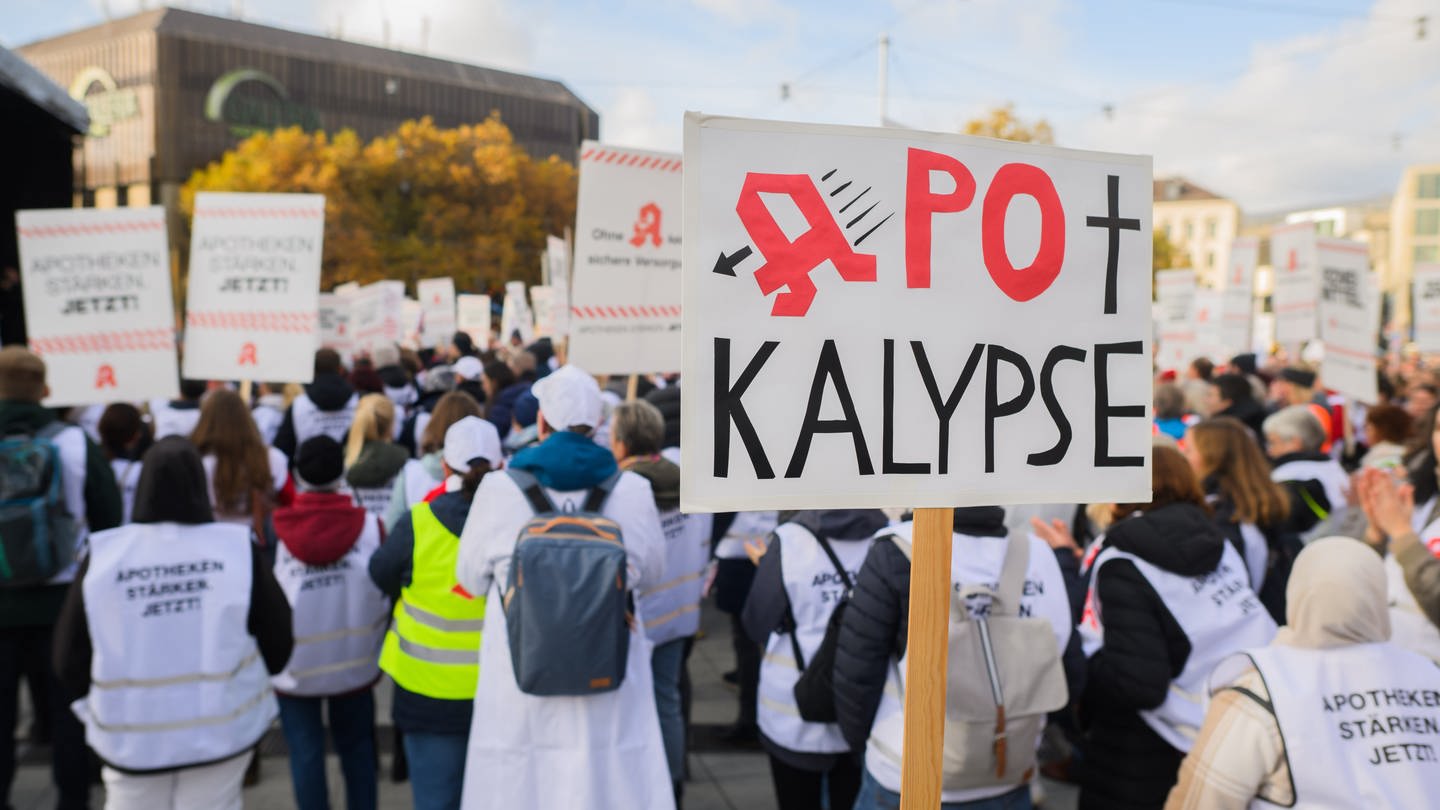 Apotheker:innen protestieren in RLP. (Foto: dpa Bildfunk, picture alliance/dpa | Julian Stratenschulte)