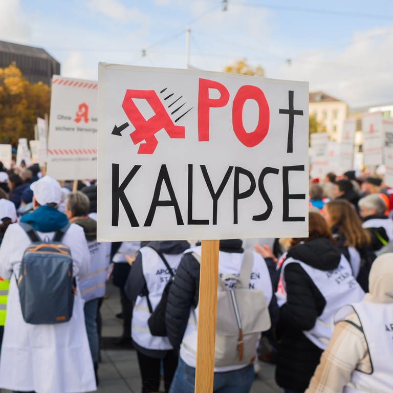 Apotheker:innen protestieren in RLP.  (Foto: dpa Bildfunk, picture alliance/dpa | Julian Stratenschulte)