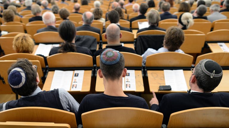 Jüdische Studierende sitzen in einem Hörsaal
