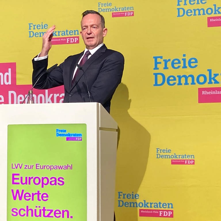 Der Vorsitzende der FDP Rheinland-Pfalz und Bundesverkehrsminister Volker Wissing spricht auf einem Landesparteitag in Morbach im Hunsrück (Foto: dpa Bildfunk, picture alliance/dpa | Dieter Ebeling)