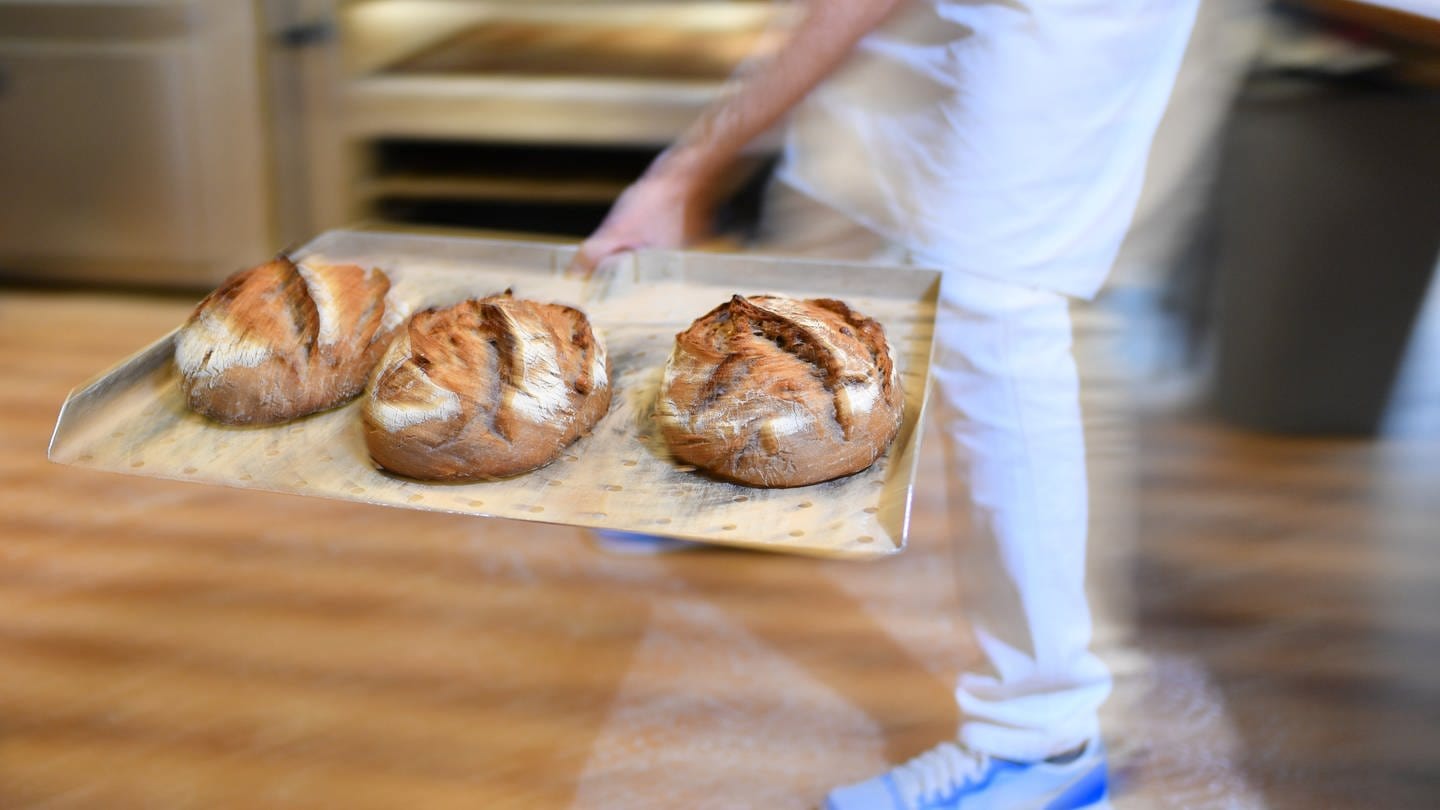 ein Backblech mit fertig gebackenen Broten (Foto: dpa Bildfunk, Picture Alliance)