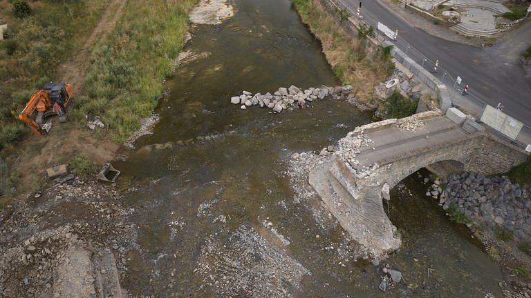 Bagger reißen die zerstörte Nepolmuk-Brücke im Ahrtal ab