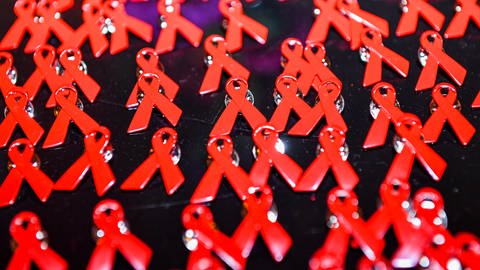 Symbol für Kampf gegen Aids: Rote Schleifen