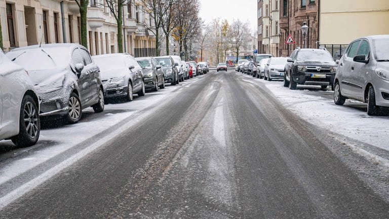 Auf den Straßen von RLP kann es glatt werden. Der Deutsche Wetterdienst hat Glatteis aufgrund von überfrierendem Regen angekündigt. Im Tagesverlauf steigen die Temperaturen in Rheinland-Pfalz dann aber auf bis zu 6 Grad.