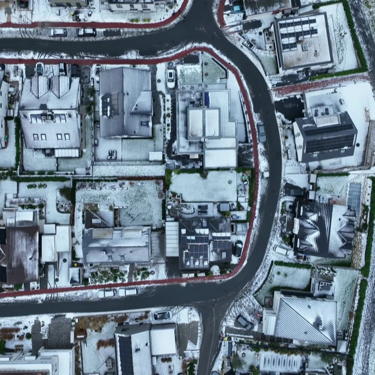 Ein Luftbild eines Wohngebiets im Dezember 2023. (Foto: SWR)