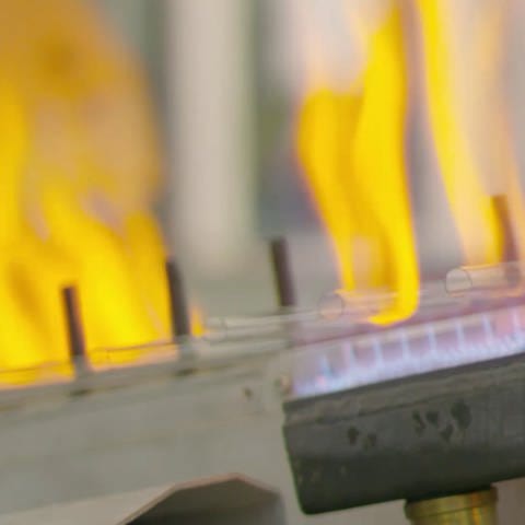 Brennende Glasröhren während der Produktion (Foto: SWR)