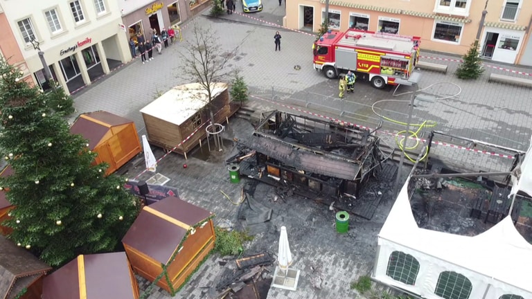 Auf dem Weihnachtsmarkt in Bitburg hat am Sonntagvormittag eine der Buden Feuer gefangen und ist ausgebrannt.