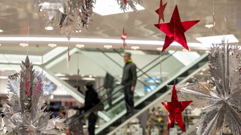 Kaufhaus mit Rolltreppe und Weihnachtsschmuck (Foto: dpa Bildfunk, picture alliance/dpa | Stefan Puchner)