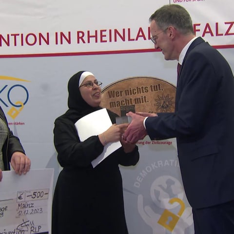 Nazli Yilmaz bekommt von Michael Ebling den Preis für Zivilcourage überreicht (Foto: SWR, SWR)