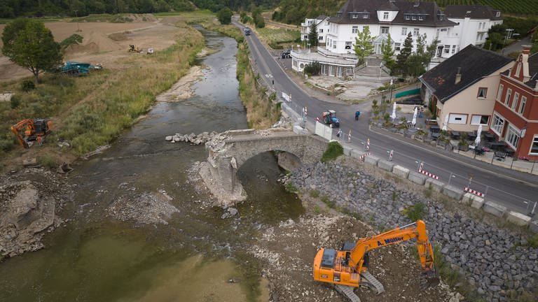 Bagger reißen die 300 Jahre alte Nepomukbrücke in Rech im Ahrtal ab, die vor zwei Jahren durch die Flutkatastrophe schwer beschädigt wurde. (Foto: dpa Bildfunk, Picture Alliance)