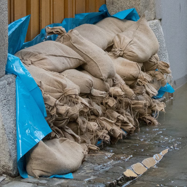 Sandsäcke, die bei einer Überschwemmung vor einer Tür liegen (Foto: picture-alliance / Reportdienste, Picture Alliance)