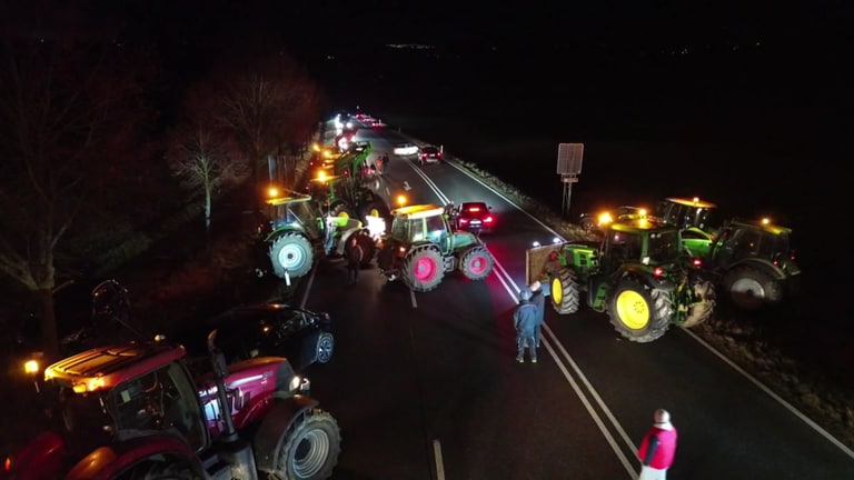 Etwa zwei Stunden lang blockierten rund 70 Traktoren eine Straße im Hunsrück.