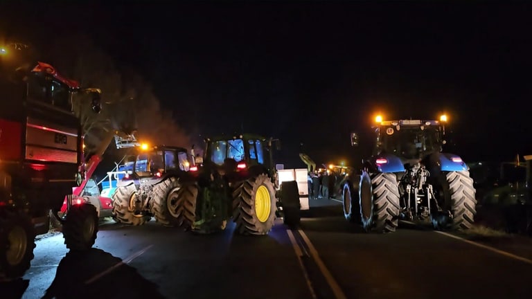 Etwa zwei Stunden lang blockierten rund 70 Traktoren eine Straße im Hunsrück.