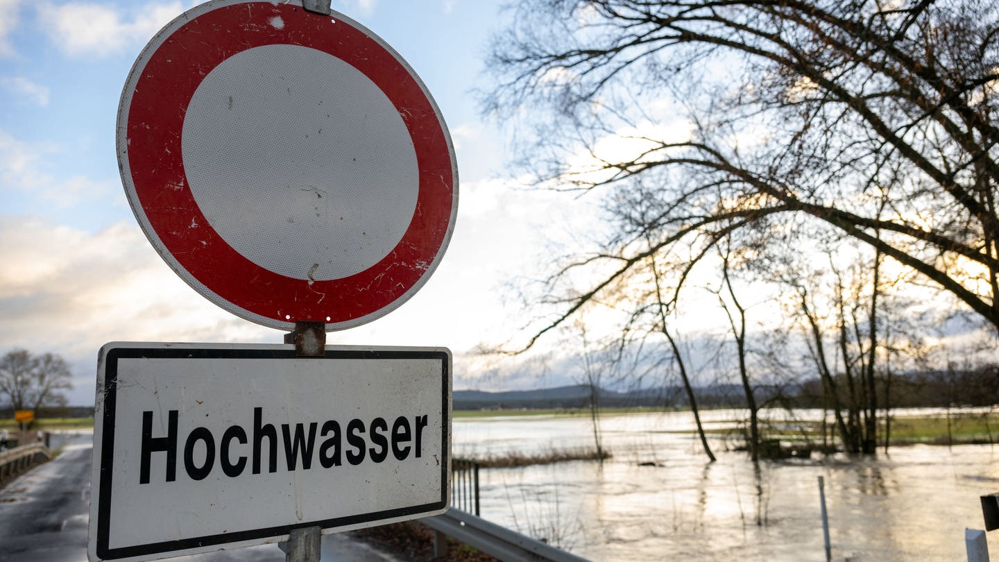 Ein Schild warnt vor Hochwasser. (Foto: picture-alliance / Reportdienste, picture alliance/dpa | Pia Bayer)