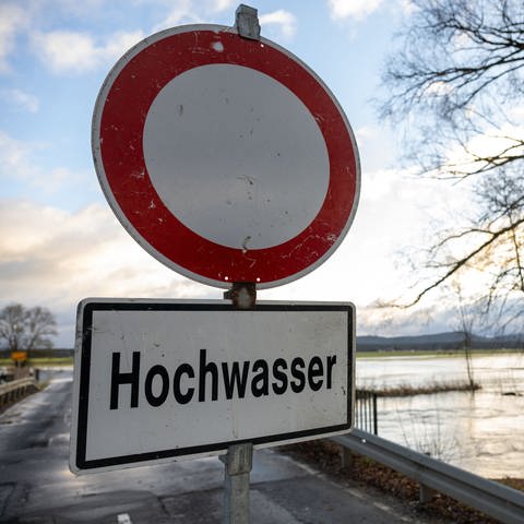 Ein Schild warnt vor Hochwasser.
