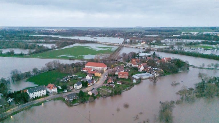 Hochwasser umfließt die Ortschaft Ruthe im Landkreis Hildesheim. (Foto: dpa Bildfunk, picture alliance/dpa | Julian Stratenschulte)