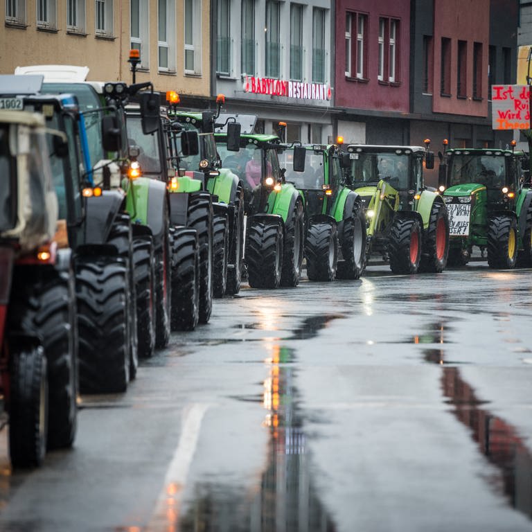 Protest gegen Sparpläne der Ampel: In Rheinland-Pfalz könnten landwirte mit ihren Traktoren Straßen und Autobahnen blockieren. 