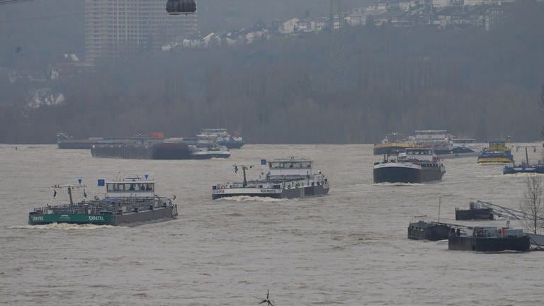 Die Wasserstände auf dem Rhein sinken wieder. Nachdem die Hochwassermarke 2 unterschritten wurde, herrscht bei Koblenz wieder Schiffsverkehr.
