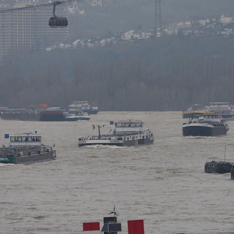 Die Wasserstände auf dem Rhein sinken wieder. Nachdem die Hochwassermarke 2 unterschritten wurde, herrscht bei Koblenz wieder Schiffsverkehr. (Foto: dpa Bildfunk, Thomas Frey)