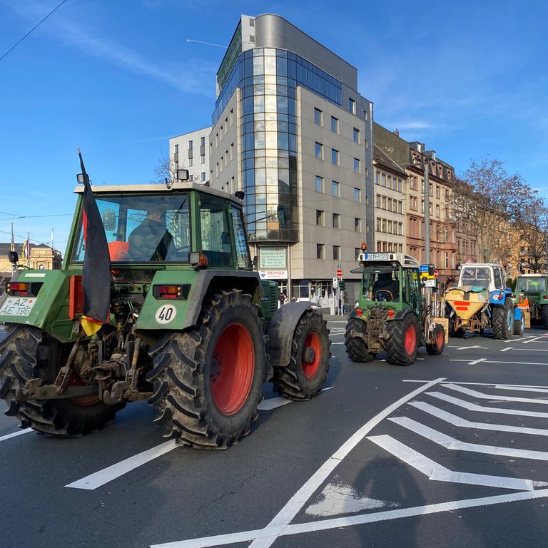 Bauern-Protest rollt mit Traktoren durch die Landeshauptstadt