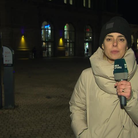 Reporterin Antonia Hofmann am Mainzer Hauptbahnhof (Foto: SWR)