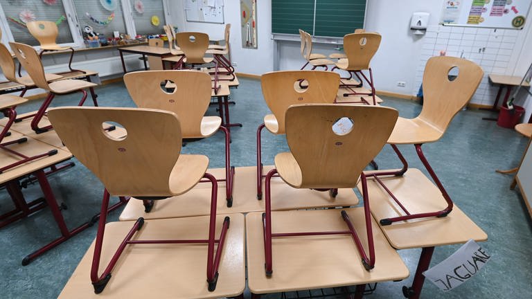 Ein leeres Klassenzimmer mit Stühlen auf den Tischen (Foto: picture-alliance / Reportdienste, picture alliance/dpa | Arne Dedert)