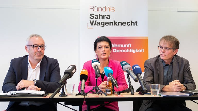 Sahra Wagenknecht, Parteichef BSW, mit Alexander Ulrich links und Andreas Hartenfels rechts stellen Pläne für RLP vor. (Foto: dpa Bildfunk, Picture Alliance)