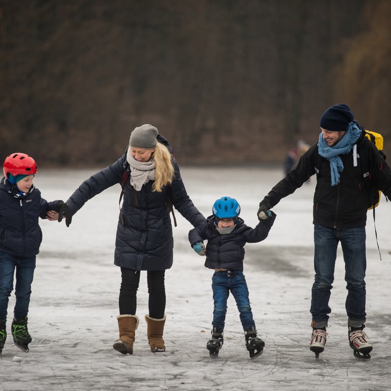 Eine Familie beim gemeinsamen Eislaufen auf einem zugefrorenen Weiher (Foto: dpa Bildfunk, picture alliance / Andreas Arnold/dpa)