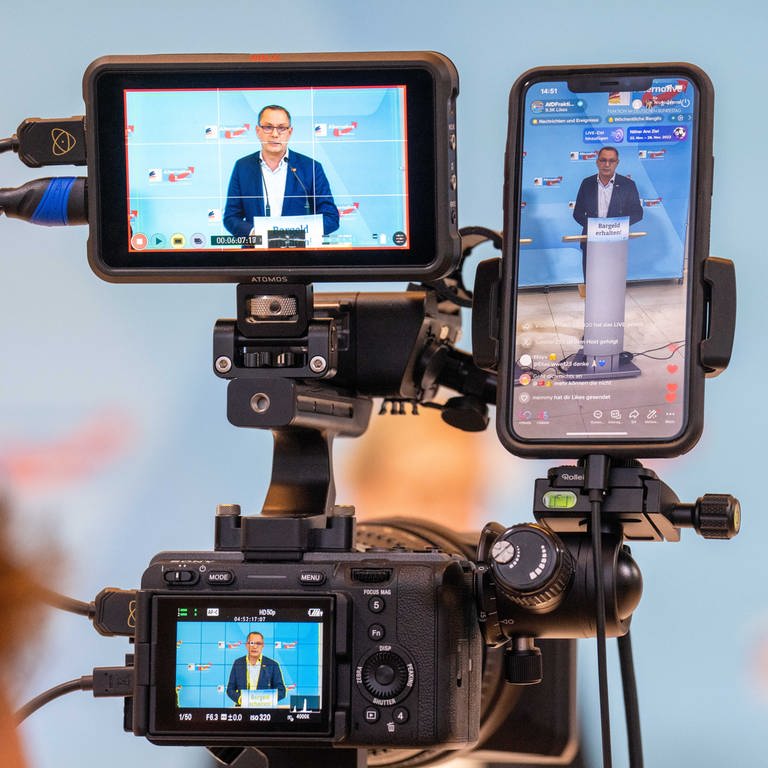 Tino Chrupalla, AfD-Bundesvorsitzender und Fraktionsvorsitzender der AfD, ist auf mehreren Geräten für eine Social Media Übertragung 