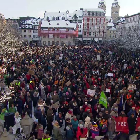 Hunderte Menschen demonstrieren in Koblenz für Demokratie