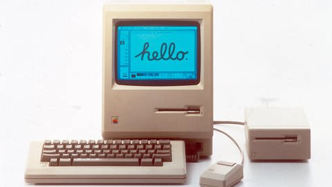 Der erste Mac: Er wurde am 24. Januar 1984 von Apple-Mitbegründer Steve Jobs in Cupertino (USA) der Öffentlichkeit vorgestellt. 