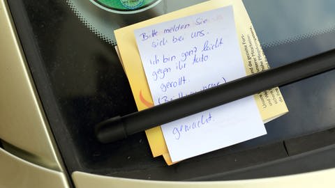 Zettel an der Winschutzscheibe reicht nicht bei einem "Parkrempler" (Foto: dpa Bildfunk, Picture Alliance)