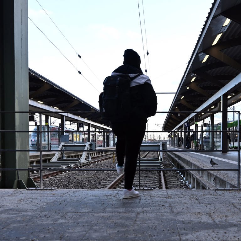 Reisende warten auf einen Zug in einem Bahnhof. (Foto: picture-alliance / Reportdienste, picture alliance/dpa | Martin Schutt)