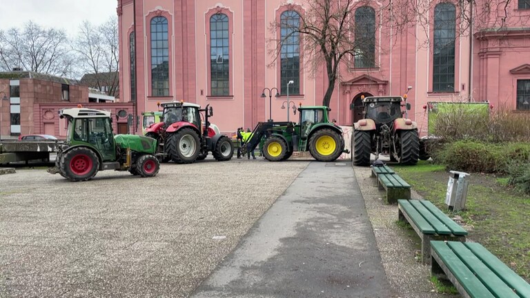 Bauern protestieren mit ihren Traktoren vor dem rheinland-pfälzischen Landtag.