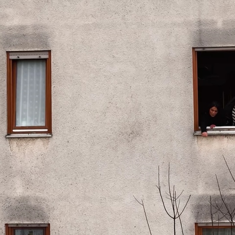 Mieter schauen aus maroden Fenstern (Foto: SWR, SWR)