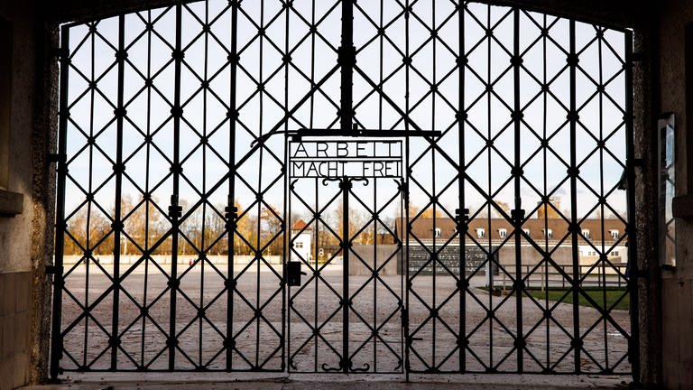 Die Inschrift „Arbeit macht frei“ auf einem Tor am Eingang der KZ-Gedenkstätte Dachau (Foto: picture-alliance / Reportdienste, Picture Alliance)