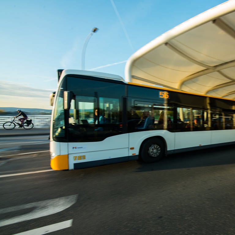 Ein Stadtbus verlässt die Haltestelle auf der Mainzer Theodor-Heuss-Brücke.  (Foto: dpa Bildfunk, picture alliance/dpa | Andreas Arnold)
