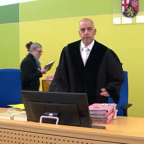 Richter und zwei weitere Personen im Gerichtssaal in Trier (Foto: SWR)