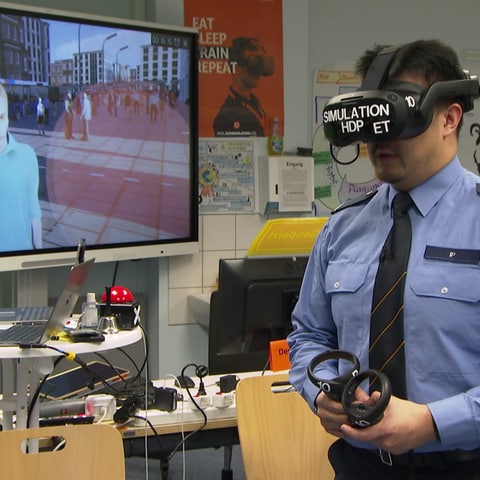 Polizist in leerem Großraumbüro spielt mit VR-Brille