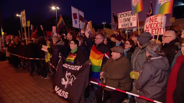 Viele Menschen demonstrieren in Simmern gegen eine AfD-Veranstaltung.