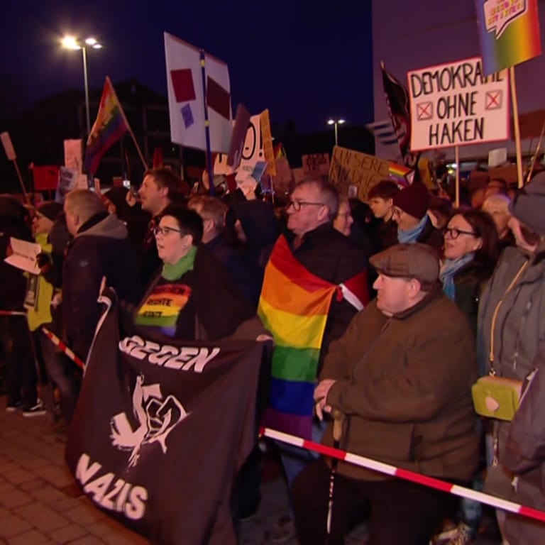 Viele Menschen demonstrieren in Simmern gegen eine AfD-Veranstaltung. (Foto: SWR)