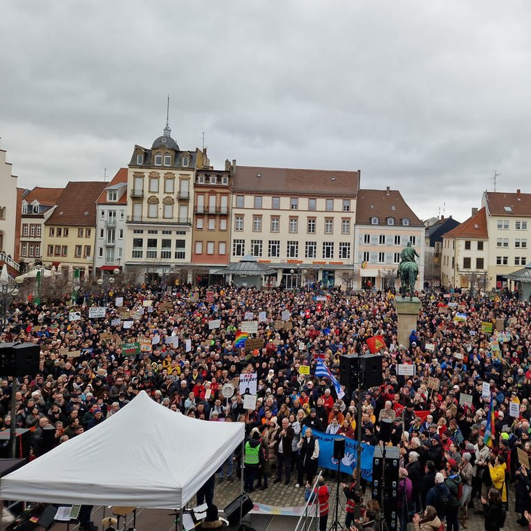 Menschen auf dem Rathausplatz in Landau (Foto: SWR)