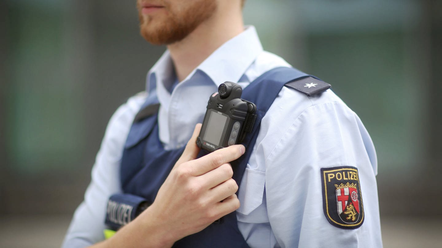 Ein Polizist trägt in Rheinland-Pfalz eine mobile Miniatur-Videokamera an einem Gurt unterhalb seiner Schulter, eine so genannte Bodycam. (Foto: dpa Bildfunk, Picture Alliance)