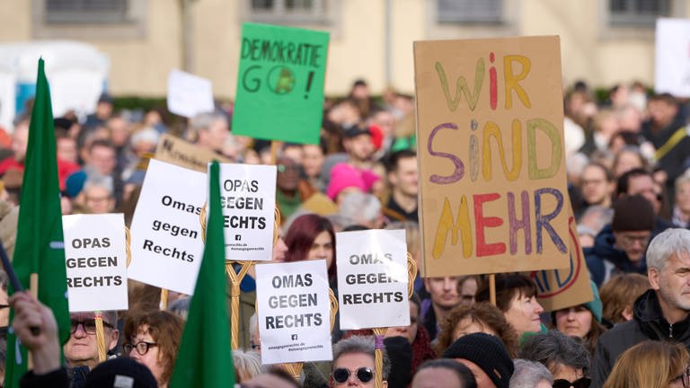 Viele Menschen demonstrieren in Mainz gegen rechts.  (Foto: dpa Bildfunk, picture alliance/dpa | Thomas Frey)