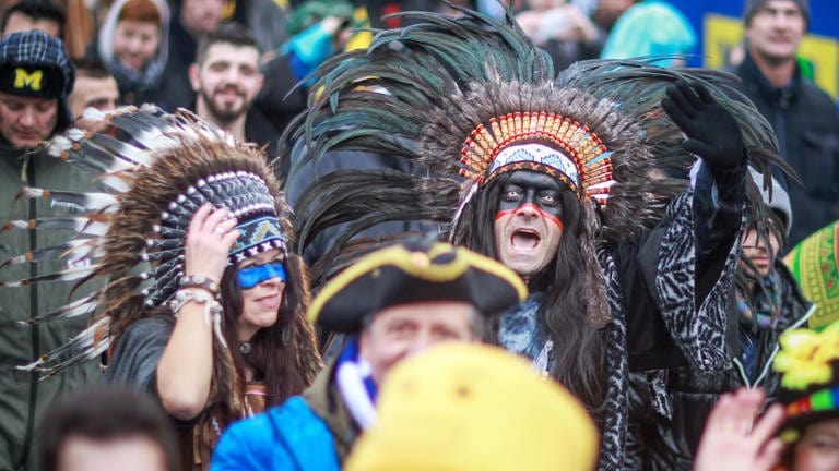 Als Indianer verkleidete Narren beim Rosenmontagszug in Mainz 