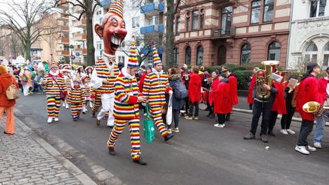 Die berühmten Mainzer "Schwellköpp" dürfen auch auf dem Kinder- und Jugendmaskenzug nicht fehlen. (Foto: SWR)