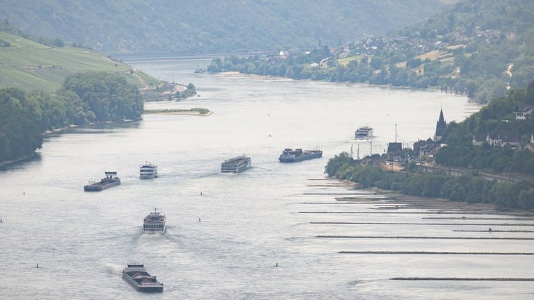 Fracht- und Personenschiffe fahren auf dem Rhein.