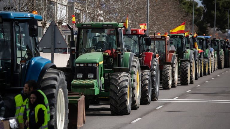 Traktoren stehen während eines Protest auf einer Straße.