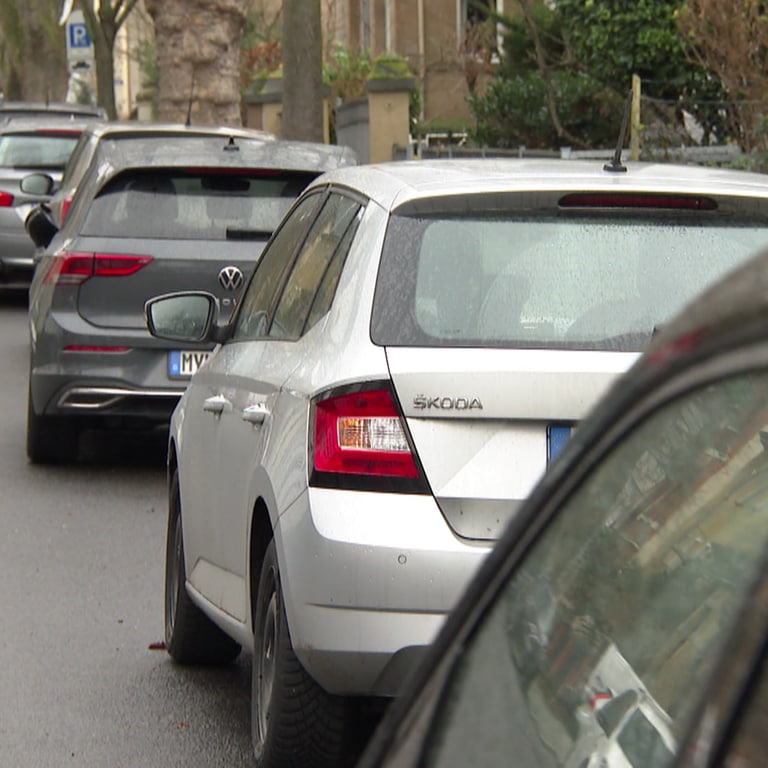Parkende Autos in einer Straße in Koblenz (Foto: SWR)